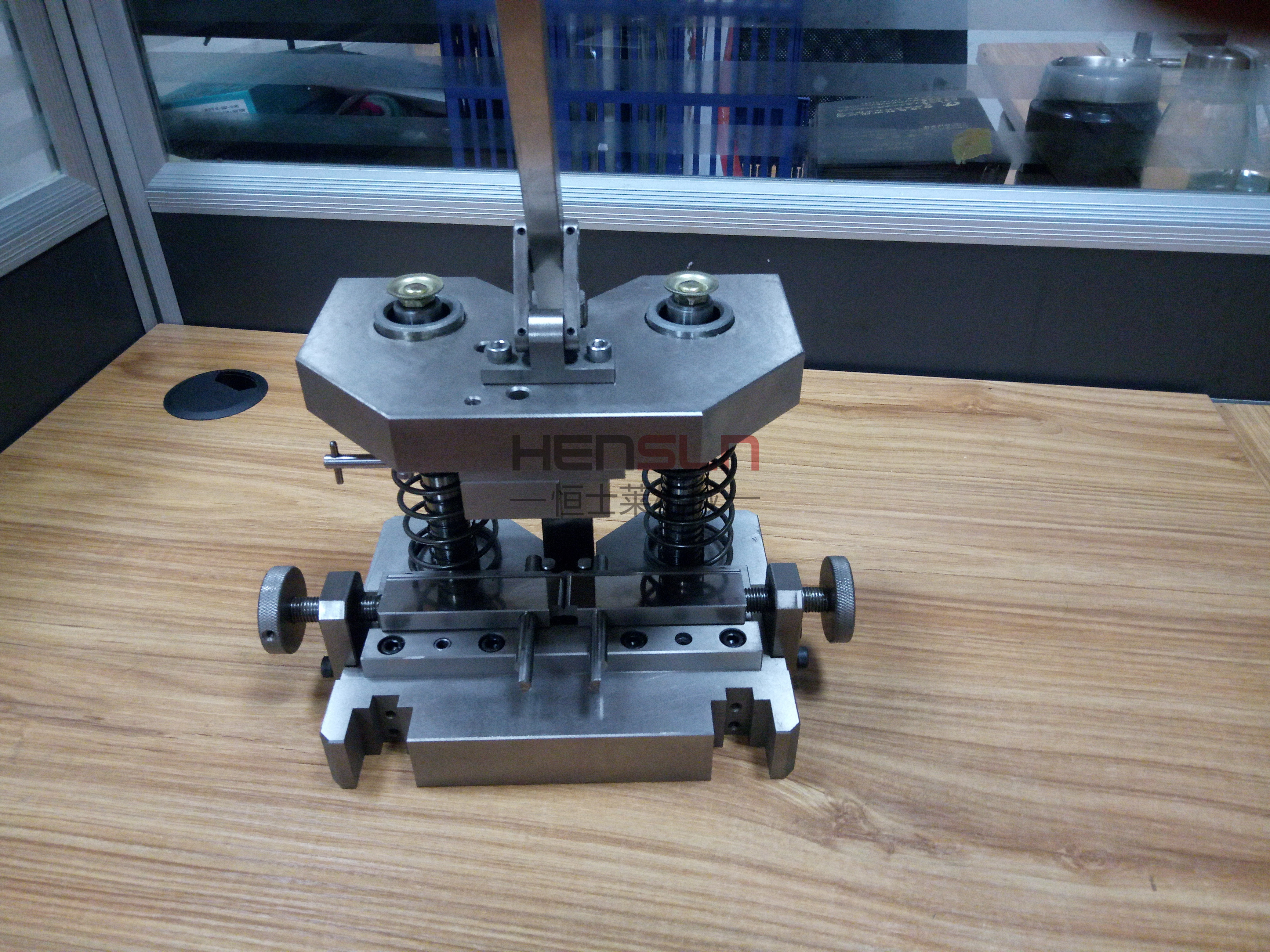 銅材彎曲實驗設備（折彎機90°/180°）